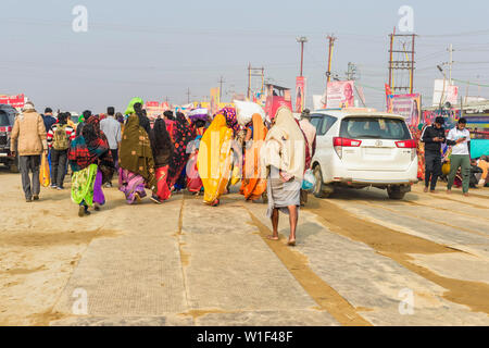 Pilgrims on the way to Allahabad Kumbh Mela, World’s largest religious gathering, Uttar Pradesh, India Stock Photo