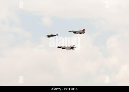 F-35 Lightning II with weapon bay doors open, F-16 and a historic Spitfire at a airshow Stock Photo