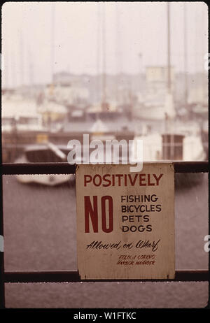 LAKE PONTCHARTRAIN WATERFRONT; General notes:  New Orleans Municipal Yacht Harbor at West End. Sign POSITIVELY NO Fishing Bicycles Pets Dogs  - Allowed on Wharf - Felix J. Loreno Harbor Manager. Stock Photo