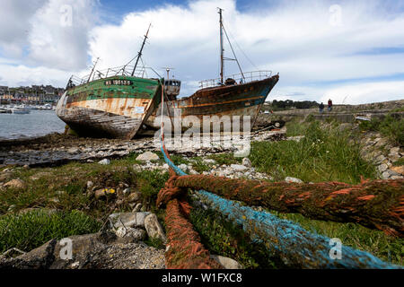 Wrecks of old fishing boats, ship graveyard, Camaret-sur-Mer, Département Finistère, Brittany, France, Europe Stock Photo