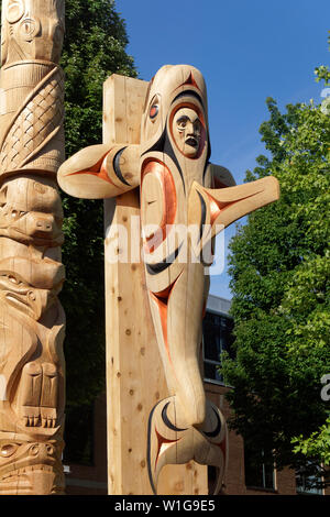 Killer whale carving on new Coast Salish style Welcome Post outside the Vancouver School Board building, Vancouver, BC, Canada Stock Photo