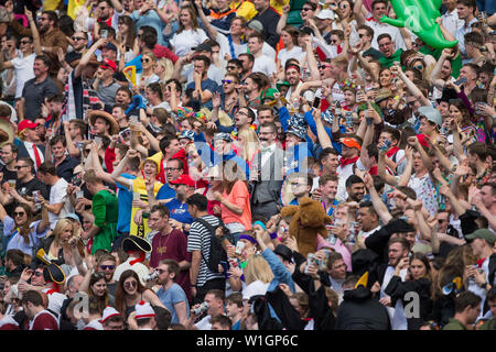 London, UK. 25th May, 2019. The penultimate tournament of the HSBC World Rugby Sevens Series on 25 and 26 May 2019 in London (GB). Great enthusiasm of the spectators in the well-filled Twickenham Stadium. Credit: Jürgen Kessler/dpa/Alamy Live News Stock Photo