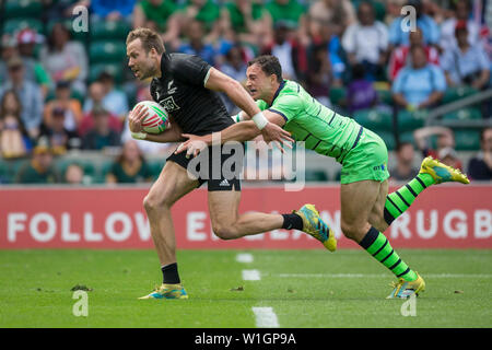 London, UK. 25th May, 2019. The penultimate tournament of the HSBC World Rugby Sevens Series on 25 and 26 May 2019 in London (GB). Tim Mikkelson (New Zealand, 2) is attacked by Jamie Farndale (Scotland, 7). Credit: Jürgen Kessler/dpa/Alamy Live News