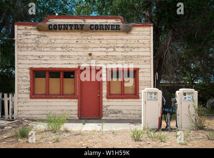 An old country gas station, the Country Corner, sits silently at the intersection of the Burr Trail and Highway 12 in Boulder, Utah, at the gateway to Stock Photo