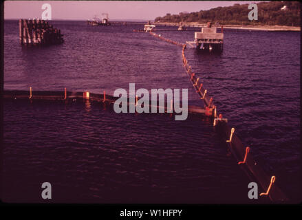 PART OF BOOM SYSTEM OF THE NORTH EAST PETROLEUM TANKER TERMINAL AT TIVERTON. THE LARGEST SUCH TERMINAL IN THE NORTHEAST, IT IS ALSO THE ONLY ONE THAT SURROUNDS EACH SHIP WITH AN OIL-CONTAINING BOOM Stock Photo