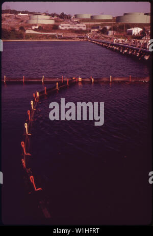 PART OF THE BOOM SYSTEM OF THE NORTH EAST PETROLEUM TANKER TERMINAL AT TIVERTON. THE LARGEST TANKER TERMINAL IN THE NORTHEAST IT IS ALSO THE ONLY ONE THAT ENCLOSES EACH SHIP WITH A BOOM TO CONTAIN OIL SPILLS Stock Photo