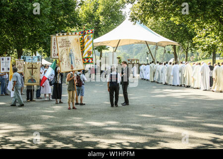 LOURDES, FRANCE - AUGUST 22, 2006: Pilgrims, priests and volunteers getting ready for a procession to the Virgin Mary (Vierge Marie) in Notre Dame de Stock Photo