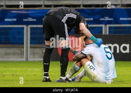 Leandro Paredes had to be comforted by Franco Armani, goalkeeper of  Argentina, after elimination during a match between Brazil and Argentina,  valid for the semifinal of Copa América 2019, held on Tuesday (