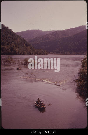 THE MOUTH OF THE KANAWHA RIVER AT GAULEY BRIDGE. HERE THE GAULEY AND NEW RIVER MEET TO FORM THE KANAWHA Stock Photo