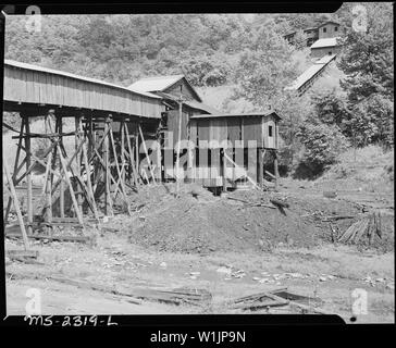 The tipple. Kentucky Straight Creek Coal Company, Belva Mine, abandoned after explosion [in] Dec. 1945, Four Mile, Bell County, Kentucky. Stock Photo