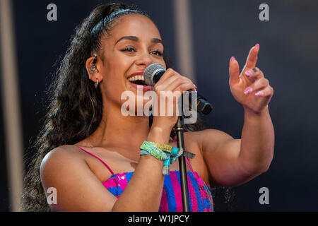 Sheryl Crow plays the Pyramid Stage - The 2019 Glastonbury Festival, Worthy Farm, Glastonbury. Stock Photo