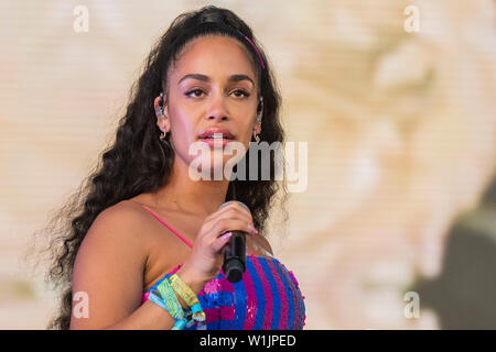 Sheryl Crow plays the Pyramid Stage - The 2019 Glastonbury Festival, Worthy Farm, Glastonbury. Stock Photo