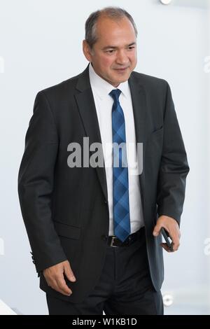 03 July 2019, Saxony, Dresden: The future Lord Mayor of Görlitz Octavian Ursu (CDU) is about to start the plenary session in the Landtag. Topics of the meeting include the improvement of animal welfare and a reorganisation of information security in Bavaria. Photo: Sebastian Kahnert/dpa-Zentralbild/dpa Stock Photo