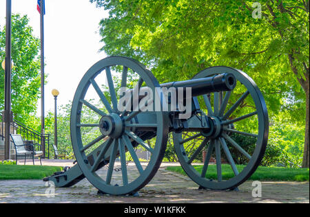 A replica  Model 1841 6-Pounder Field Gun on display in the gardens of Montgomery County Historic Courthouse Clarksville Tennessee USA. Stock Photo