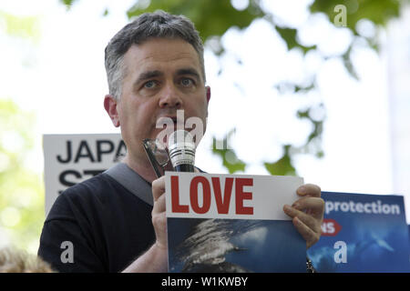 London, Greater London, UK. 29th June, 2019. Dominic Dyer from Born Free Organization speaks during the Global march for whales in London.Anti-whaling activists gathered in London to protest against Japan for withdrawing from International Whaling Commission (IWC) and resuming commercial whale hunting. They ask Japan, Iceland, and Norway to end whaling. Credit: Andres Pantoja/SOPA Images/ZUMA Wire/Alamy Live News Stock Photo