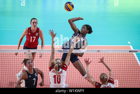 (190703) -- NANJING, July 3, 2019 (Xinhua) -- Chiaka Ogbogu(Top R) of USA spikes during the match between the United States and Poland at the 2019 FIVB Volleyball Nations League Finals Women in Nanjing, east China's Jiangsu province, July 3, 2019. (Xinhua/Yang Lei) Stock Photo