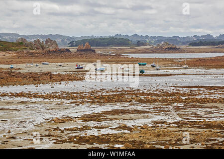 Coastal landscape near the, House between the rocksin the region, Le Gouffre, Plougrescant, Atlantic Ocean, Dept. Côtes-d'Armor, Brittany, France, Eur Stock Photo