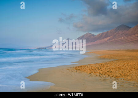 Mountain range and golden beach, Playa de Cofete, Barlovento, Jandia peninsula, Parque Natural de Jandia, Fuerteventura, Canary Islands, Spain Stock Photo