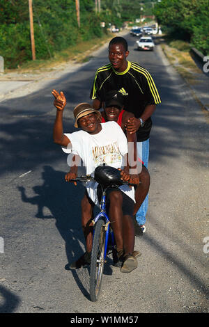 Radfahrer bei Port Antonio, Portland Jamaika, Karibik Stock Photo