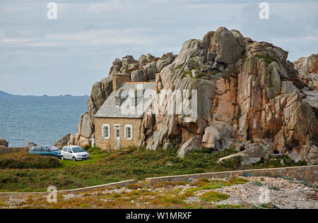 House between the rocksin the region, Le Gouffre, Plougrescant, Atlantic Ocean, Dept. Côtes-d'Armor, Brittany, France, Europe Stock Photo