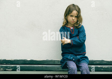 Maedchen auf Bank Stock Photo