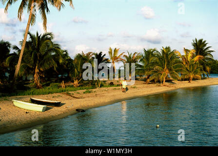 Two people walking on the beach, Placencia, Halbinsel Placencia, Belize Stock Photo