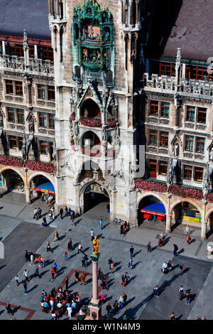 Marian column and the famous chimes in the facade of the city hall, Neues Rathaus, Marienplatz, Munich, Upper Bavaria, Bavaria, Germany Stock Photo