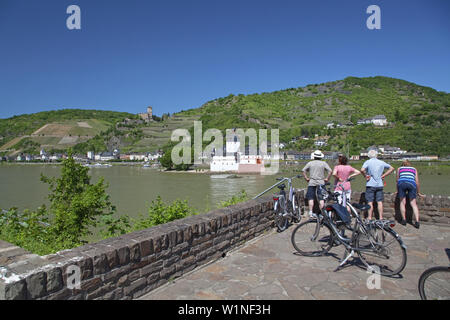 Cyclists in front of Pfalzgrafenstein Castle and Burg Gutenfels Castle by the Rhine, Kaub, Upper Middle Rhine Valley, Rheinland-Palatinate, Germany, E Stock Photo