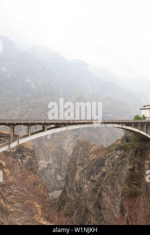 Arch span bridge along Tiger Leaping Gorge, the finest hike in Yunnan province, China Stock Photo