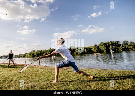 Playing badminton, Lake Bucher reservoir, Rainau, close to Aalen, Ostalbkreis, Baden-Wuerttemberg, Germany Stock Photo