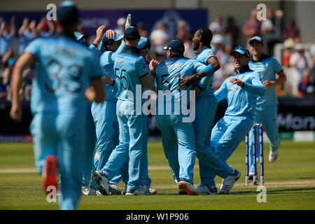 Emirates Riverside, Chester-le-Street, Durham, UK. 3rd July, 2019. ICC World Cup Cricket, England versus New Zealand; Jofra Archer celebrates with his team mates after he has Martin Guptill of New Zealand caught behind and they are 14-2 Credit: Action Plus Sports/Alamy Live News Stock Photo