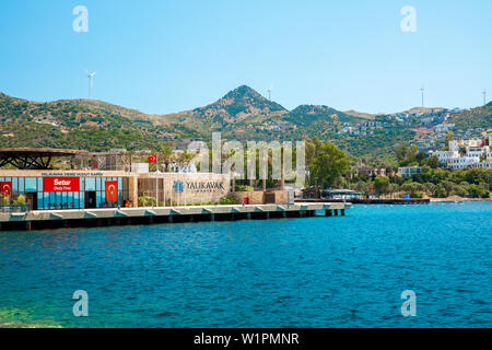 View of the Bodrum Yalikavak Marina, sailing boats, beach and yachts in Bodrum town, city of Turkey. Shore and coast of Aegean Sea with yachts Stock Photo