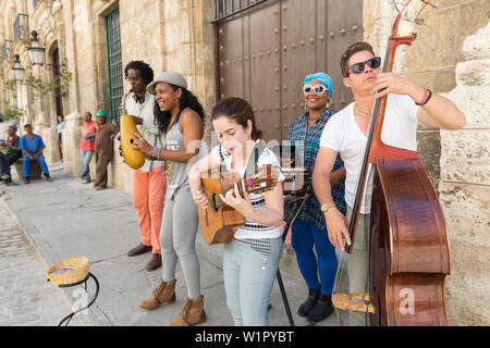 musicians on Plaza Vieja, music, dancing, salsa, historic town, center, old town, Habana Vieja, family travel to Cuba, holiday, time-out, adventure, H Stock Photo