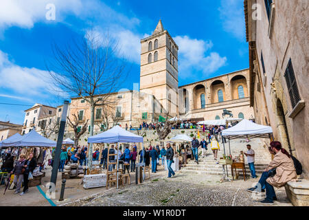 Weekly market around the parish church Nuestra Senyora de los Angeles, Sineu, Mallorca, Spain Stock Photo