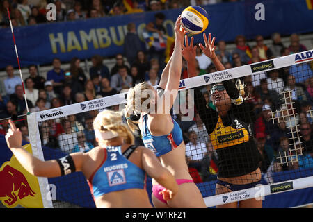 Hamburg, Germany. 03rd July, 2019. Beach Volleyball, World Championship, at Rothenbaum Stadium: Round of 32, Women. Hughes/Summer (USA) - Kozuch/Ludwig (Germany). Magdalena Kuzuch (r) in action against Sara Hughes (l) and Summer Ross on the Center Court. Credit: Christian Charisius/dpa/Alamy Live News Stock Photo