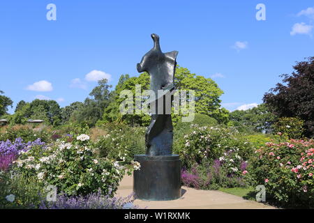 'Knife Edge' (Henry Moore, 1961, bronze), Sculpture at Wisley 2019, RHS Garden Wisley, Woking, Surrey, England, Great Britain, UK, Europe Stock Photo