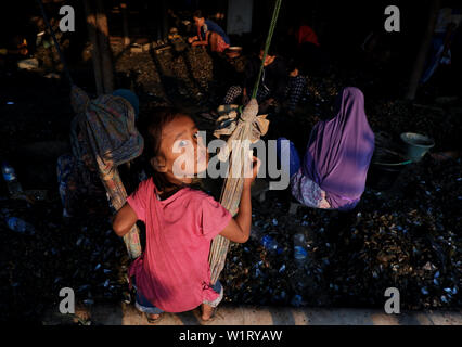 Dki Jakarta, Indonesia. 3rd July, 2019. A worker removes green mussels from it shells at Muara Angke slum area. Daily labourers of shellfish peels earn income of about Rp. 30.000 per day from their work. Credit: Agung Fatma Putra/SOPA Images/ZUMA Wire/Alamy Live News Stock Photo