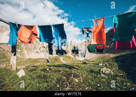 Hiking clothes on the clothesline in the middle of the mountain range, E5, Alpenüberquerung, 2nd stage, Lechtal, Kemptner Hütte to Memminger Hütte, ty Stock Photo