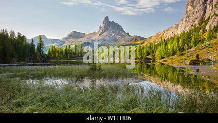 Lago di Croda da Lago Becco di Mezzodì Federa, Veneto, Italy Stock Photo