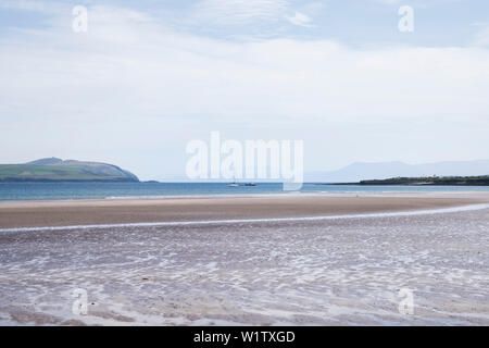 Two sailboats and a motorboat on the Atlantic Ocean seen from while walking the Dingle Way, Ventry Beach, Dingle Peninsula, County Kerry, Ireland, Eur Stock Photo