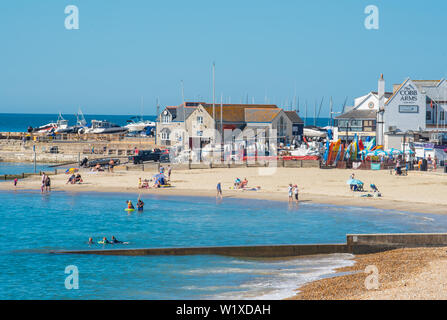 Lyme Regis, Dorset, UK. 4th July 2019. UK Weather: Hot sunshine and blue skies at the seaside resort of Lyme Regis. Early beachgoers secure a spot on the pretty sandy beach at Lyme Regis on Thursday morning. Credit: Celia McMahon/Alamy Live News. Stock Photo