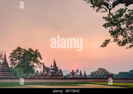 Sunset over Wat Maha That in Sukhothai Historical Park, part of of a UNESCO World Heritage Site Stock Photo