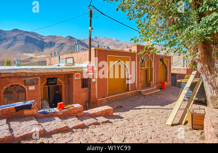 ABYANEH, IRAN - OCTOBER 23, 2017: The red adobe buildings of the village with a view on Karkas mountains on the background, on October 23 in Abyaneh Stock Photo