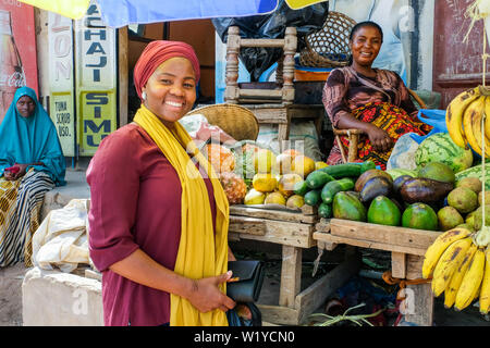 Women at a fruit stand in Mwanza, Tanzania, Africa .   ---   Obststand in Mwanza, Tansania. Stock Photo