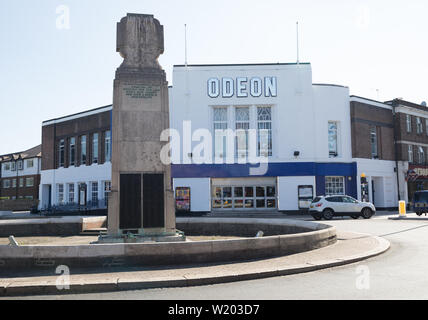 The war memorial with the Odeon Cinema in the background in Beckenham Stock Photo