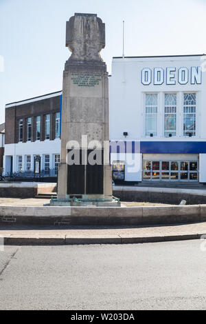 The war memorial with the Odeon Cinema in the background in Beckenham Stock Photo