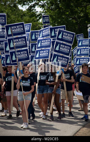 Amherst, NH, USA. 4th July, 2019. Presidential candidates marched in the 4th of July parade on July 4, 2019 in Amherst New Hampshire. They all were campaigning to voters for support. Elizabeth Warren supporters. Credit: Allison Dinner/ZUMA Wire/Alamy Live News Stock Photo