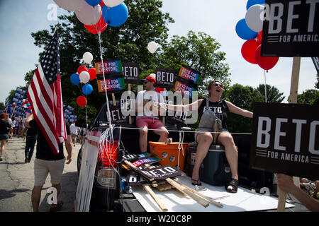 Amherst, NH, USA. 4th July, 2019. Presidential candidates marched in the 4th of July parade on July 4, 2019 in Amherst New Hampshire. They all were campaigning to voters for support. Beto supporters. Credit: Allison Dinner/ZUMA Wire/Alamy Live News Stock Photo
