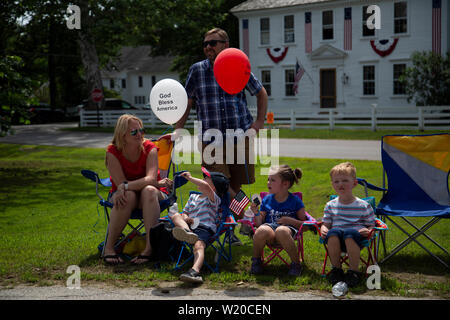 Amherst, NH, USA. 4th July, 2019. Presidential candidates marched in the 4th of July parade on July 4, 2019 in Amherst New Hampshire. They all were campaigning to voters for support. Local people watch the parade. Credit: Allison Dinner/ZUMA Wire/Alamy Live News Stock Photo