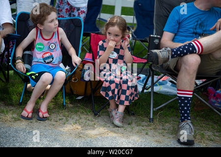 Amherst, NH, USA. 4th July, 2019. Presidential candidates marched in the 4th of July parade on July 4, 2019 in Amherst New Hampshire. They all were campaigning to voters for support. Local people watch the parade. Credit: Allison Dinner/ZUMA Wire/Alamy Live News Stock Photo